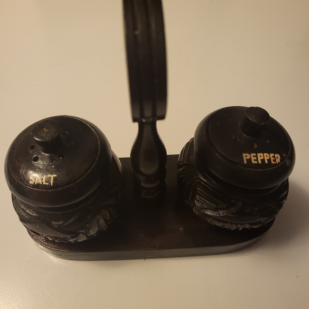 Vintage Brown Decor Accents with Timeless Charm